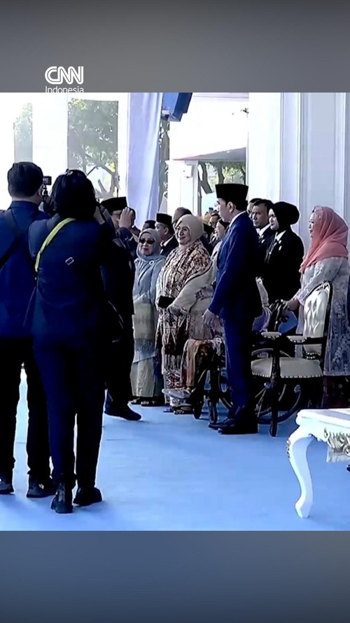Presiden Prabowo Subianto memberikan hormat ke Presiden ke-7 Jokowi saat HUT ke-80 Bhayangkara pada Rabu (1/7).
