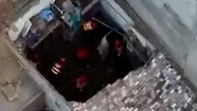 thumbnail video atap bangunan runtuh pakistan