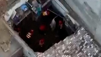 thumbnail video atap bangunan runtuh pakistan