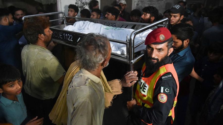 Warga dan petugas penyelamat membawa jenazah seorang anak ke rumah, nan meninggal setelah genting pusat pengarahan belajar runtuh, di Lahore, Pakistan, 30 Juni 2026.