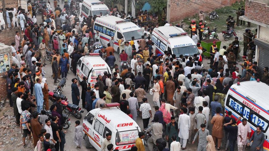 Warga setempat dan ambulans penyelamat terparkir di letak tempat anak-anak dilaporkan meninggal setelah genting pusat pengarahan belajar runtuh, di Lahore, Pakistan, 30 Juni 2026.