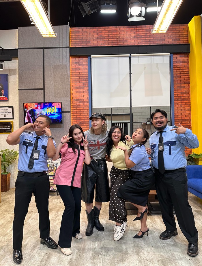 Yup, melalui akun Instagram pribadinya, ILHOON membagikan momen kebersamaan saat syuting Lapor Pak! dengan Wendy Cagur, Ayu Ting Ting, Kiky Saputri, Boiyen, dan Rigen./ Foto: instagram.com/ilhoonmj
