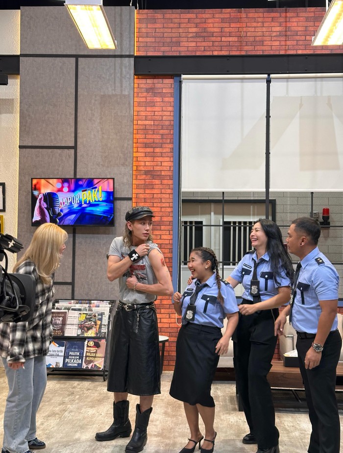 Yup, melalui akun Instagram pribadinya, ILHOON membagikan momen kebersamaan saat syuting Lapor Pak! dengan Wendy Cagur, Ayu Ting Ting, Kiky Saputri, Boiyen, dan Rigen./ Foto: instagram.com/ilhoonmj