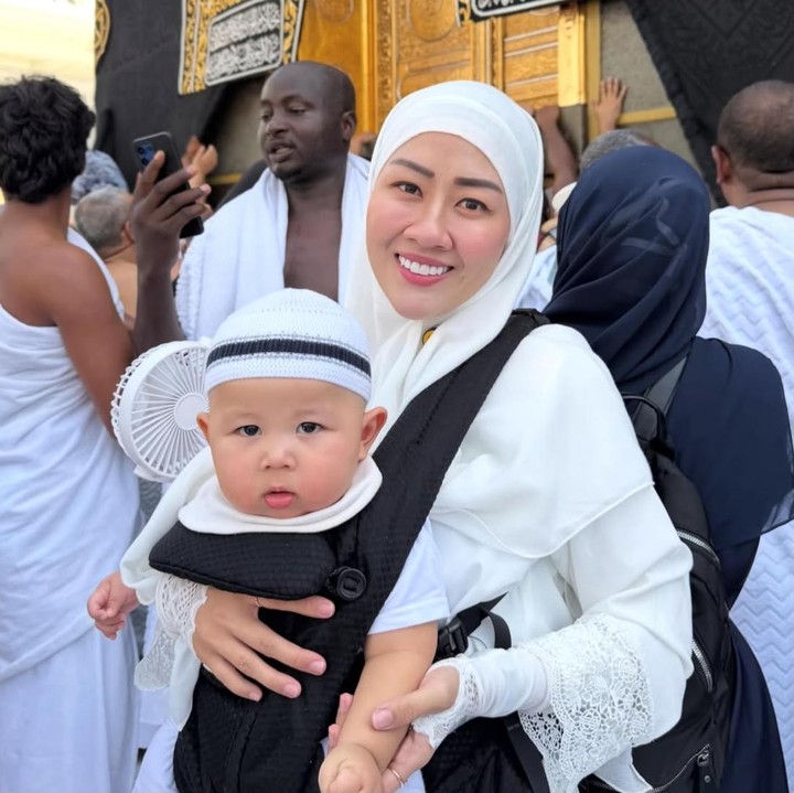 <p>Baru-baru ini, Fanny membagikan momen saat menjalankan ibadah umrah bersama <em>Baby</em> Udon. Lewat <em>caption</em>-nya, ia menceritakan perkembangan sang putra yang kini telah menginjak usia satu tahun. "Sekarang Kazkaz sudah satu tahun. Cepat banget nak gedenya, sekarang Kazkaz sudah bisa kasih tahu mana yg Kazkaz suka atau tidak. Kazkaz sudah bisa menunjukan emosi lebih jelas lagi. Sudah bisa panggil mama dan bilang nenen, Kazkaz sudah bisa merayap dan berjalan sambil dipegangin," ungkap Fanny. (Foto: Instagram @fannykondoh)</p>