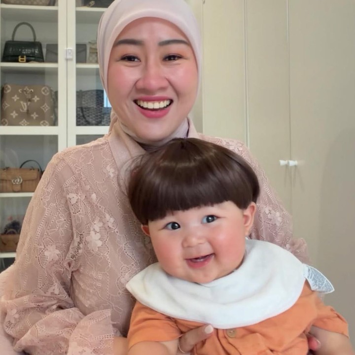 <p>Sejak pertama kali wajahnya diperlihatkan ke publik, <em>Baby</em> Udon langsung mencuri perhatian banyak orang, Bunda. Senyum manis Baby Udon membuat banyak netizen gemas melihatnya. Sebagai seorang Bunda, Fanny pun kerap membagikan momen kebersamaannya dengan sang putra melalui Instagram pribadinya. (Foto: Instagram @fannykondoh)</p>