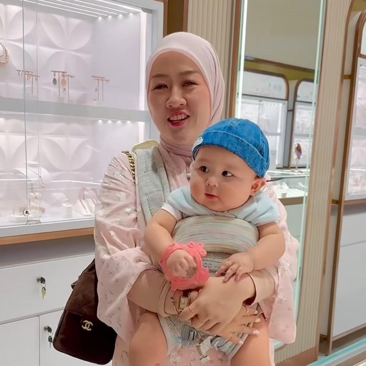 <p>Dalam unggahannya, Fanny mengabarkan bahwa nama sang putra, <em>Baby</em> Udon, akan dijadikan sebagai judul sebuah film, Bunda. Film itu disebut menjadi kenang-kenangan tentang kisah cinta Fanny dan mendiang sang suami untuk putra mereka. "Film <em>BABY UDON</em> akan tayang 3 september 2026. Semoga kamu bisa melihat kisah cinta mami dan papa lewat warisan film ini. Semoga film ini menjadi penghapus rindumu terhadap ayahmu nak," kata Fanny. (Foto: Instagram @fannykondoh)</p>