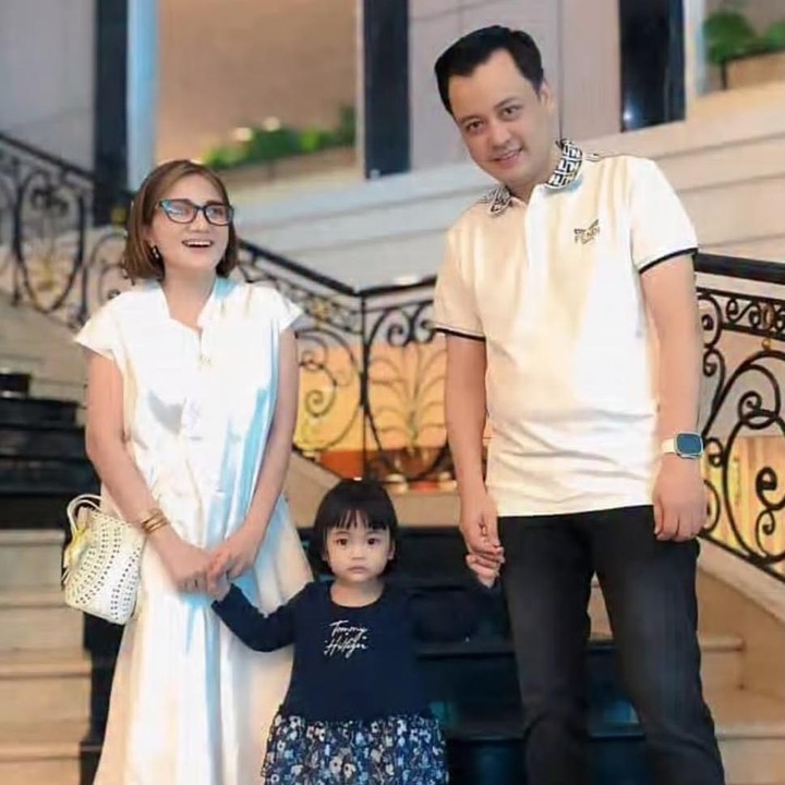 <p>Kiki Amalia resmi mengikat janji sucinya dengan Agung Nugraha pada tahun 2022, Bunda. Setelah menikah, kebahagiaan keduanya pun kini semakin lengkap dengan hadirnya seorang putri kecil. (Foto: Instagram @kikiamaliaworld)</p>