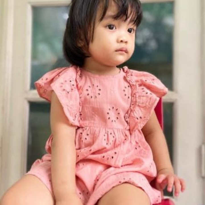 <p>Melihat dari laman Instagram-nya, Kiki cukup sering membagikan momen keseharian sang putri. Mulai dari momen bermain hingga saat jalan-jalan bersama sang Bunda. (Foto: Instagram @kikiamaliaworld)</p>