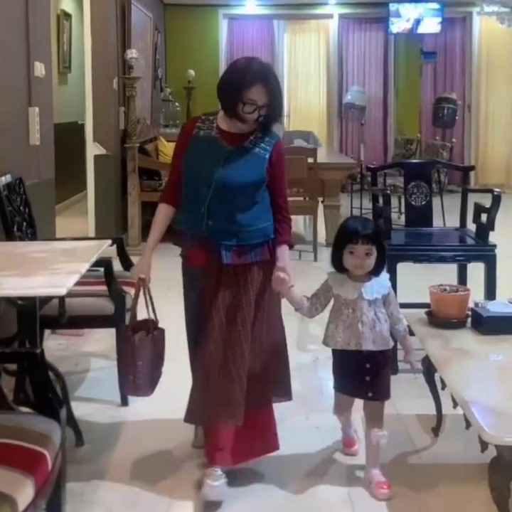 <p>Seperti pada momen yang satu ini, Kiki mengajak putri semata wayangnya untuk pergi ke salon bersama. Aleesya yang mengenakan atasan bermotif bunga yang dipadukan dengan rok itu terlihat menggemaskan saat digandeng oleh sang Bunda. Dalam unggahannya, Kiki mengungkapkan rasa sayangnya kepada sang putri. "Dia putriku, tapi juga gadis terbaikku, hatiku, hidupku, dan favoritku selamanya," kata Kiky. (Foto: Instagram @kikiamaliaworld)</p>