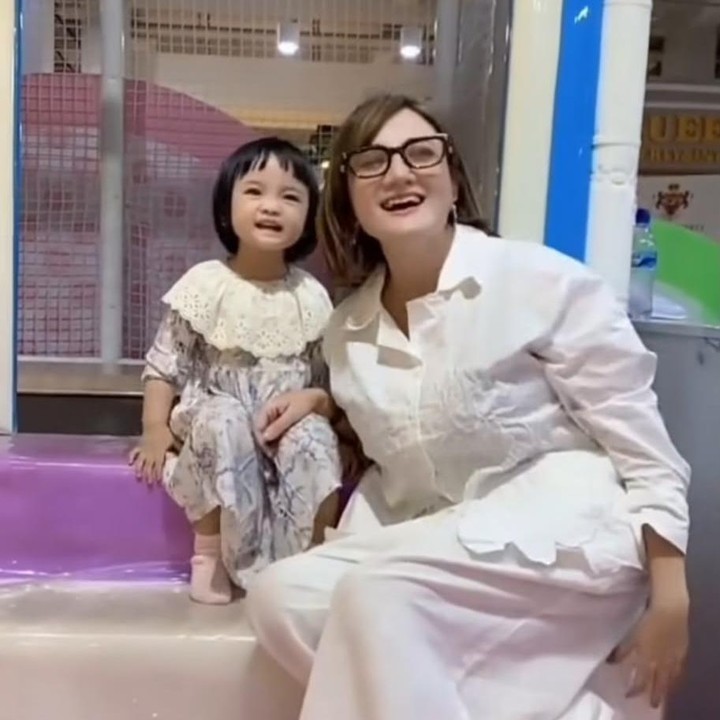 <p>Mengintip dari beberapa momen kebersamaan Kiki bersama Aleesya, tak sedikit netizen yang berkomentar bahwa keduanya terlihat seperti kembar. Salah satunya datang dari akun Instagram <em>@din***</em> yang mengatakan, "Masya Allah cantiknya kembar ini mah. Sehat dan bahagia selalu, ya,". "Ini mah Kiki versi mini," ujar <em>@ati***.</em> "Cantiknya kayak kembar," tambah <em>@dew***</em>. (Foto: Instagram @kikiamaliaworld)</p>