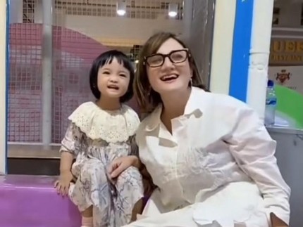 5 Potret Terbaru Aleesya Anak Kiki Amalia, Makin Cantik dan Sering Disebut Kembaran Sang Bunda