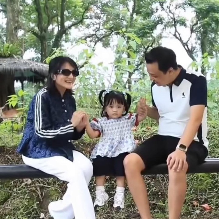 <p>Kiki melahirkan anak pertamanya pada 28 Februari 2024. Si Kecil ini pun memiliki nama yang indah, yakni Aleesya Putri Keshalia. Kini di usia 2 tahun, Aleesya tumbuh semakin cantik dan sering disebut kembar dengan sang Bunda, lho. (Foto: Instagram @kikiamaliaworld)</p>
