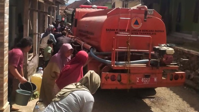 Jabar Darurat Kekeringan, Warga Bawa Galon-Jeriken Antre Air Bersih