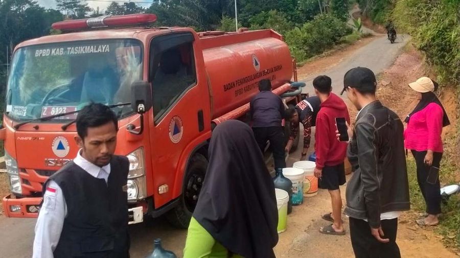 Akibat kekeringan BPBD Kabupaten Tasikmalaya mendistribusikan air bersih secara langsung kepada masyarakat di Desa Pedangkamulyan, Kabupaten Tasikmalaya, Provinsi Jawa Barat, Rabu (1/7/2026).