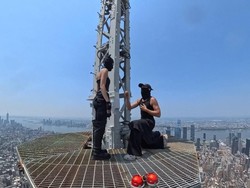 Viral Pasangan Lamaran di Puncak Gedung Empire State New York, Endingnya Apes