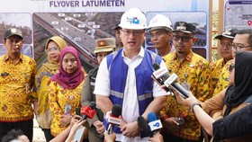 Anggota DPRD DKI Jakarta, Hardiyanto Kenneth Pada Saat Memberikan Keterangan Kepada Awak Media di Proyek Jalan Layang Latumenten, Jakbar.