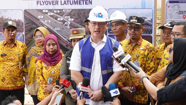 Anggota DPRD DKI Jakarta, Hardiyanto Kenneth Pada Saat Memberikan Keterangan Kepada Awak Media di Proyek Jalan Layang Latumenten, Jakbar.