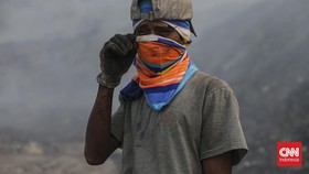 Aktivitas warga terdampak asap kebakaran Tempat Pembuangan Akhir (TPA) Jatiwaringin di Rajeg, Kabupaten Tangerang, Banten, Kamis (02/07/2026). (CNN Indonesia/Adhi Wicaksono)