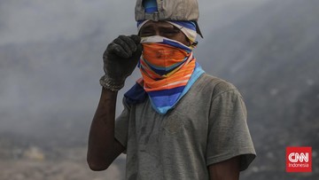 FOTO: Kebakaran TPA Jatiwaringin 3 Hari Belum Padam, 154 Warga ISPA