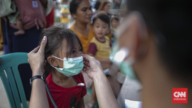 Petugas kesehatan memeriksa kesehatan warga terdampak asap kebakaran Tempat Pembuangan Akhir (TPA) Jatiwaringin di Rajeg, Kabupaten Tangerang, Banten, Kamis (02/07/2026) (CNN Indonesia/Adhi Wicaksono)