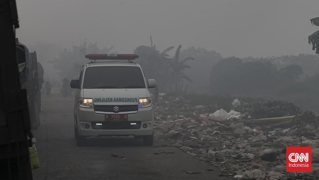 Aktivitas warga terdampak asap kebakaran Tempat Pembuangan Akhir (TPA) Jatiwaringin di Rajeg, Kabupaten Tangerang, Banten, Kamis (02/07/2026). (CNN Indonesia/Adhi Wicaksono)