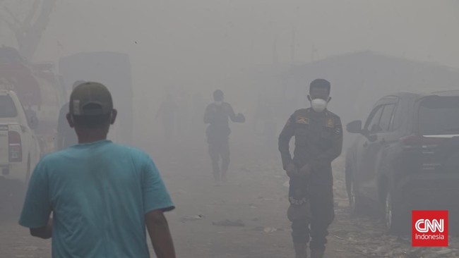 Petugas pemadam kebakaran berusaha memadamkan api di Tempat Pembuangan Akhir (TPA) Jatiwaringin, Kabupaten Tangerang, Banten, Kamis (02/07/2026).  (CNN Indonesia/Adhi Wicaksono)