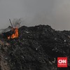 Petugas pemadam kebakaran berusaha memadamkan api di Tempat Pembuangan Akhir (TPA) Jatiwaringin, Kabupaten Tangerang, Banten.