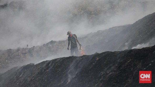 FOTO: Kebakaran TPA Jatiwaringin Hingga Vonis Nadiem Makarim