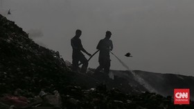 Petugas pemadam kebakaran berusaha memadamkan api di Tempat Pembuangan Akhir (TPA) Jatiwaringin, Kabupaten Tangerang, Banten, Kamis (02/07/2026). CNN Indonesia/Adhi Wicaksono.