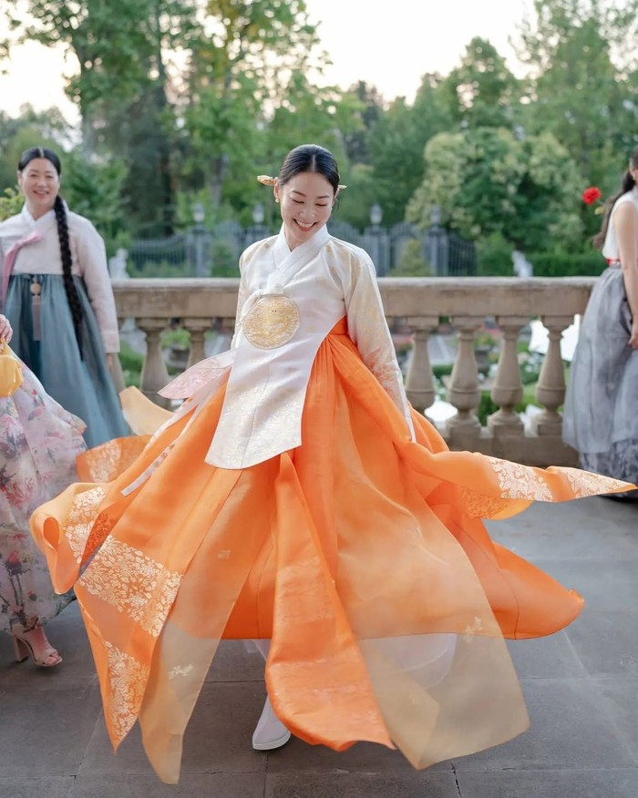 Arden Cho mengenakan hanbok di welcome party