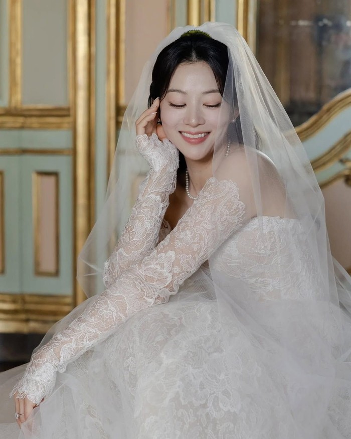 Arden Cho mengenakan gaun pengantin rancangan Vera Wang