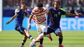Soccer Football - FIFA World Cup 2026 - Round of 32 - United States v Bosnia and Herzegovina - San Francisco Bay Area Stadium, Santa Clara, California, U.S. - July 1, 2026 Malik Tillman of the U.S. in action with Bosnia and Herzegovina's Kerim Alajbe