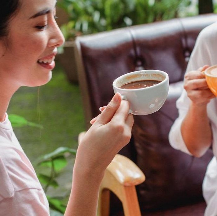 Bahasa tubuh yang terbuka menjadi salah satu cara mengenali orang baru menurut psikologi.