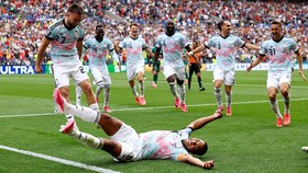 Soccer Football - FIFA World Cup 2026 - Round of 32 - Belgium v Senegal - Seattle Stadium, Seattle, Washington, U.S. - July 1, 2026
Belgium's Youri Tielemans celebrates scoring their third goal with teammates REUTERS/Agustin Marcarian     TPX IMAGES