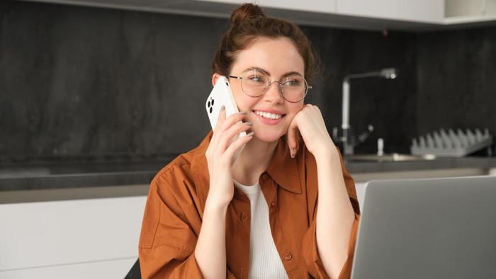 5 Fakta Kepribadian Orang yang Lebih Suka Telepon daripada Kirim Pesan