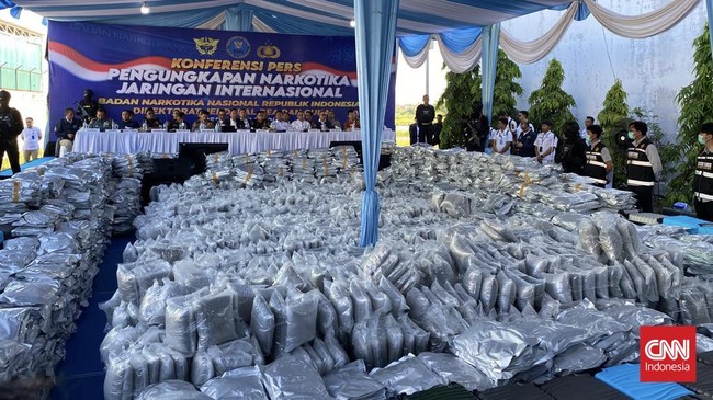 Badan Narkotika Nasional (BNN) RI mengungkap jaringan narkotika internasional yang menyelundupkan 3,37 ton kuncup bunga cannabinoid.