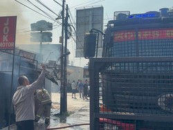 Brimob Kerahkan Water Cannon Bantu Padamkan Kebakaran Kios di Tangsel