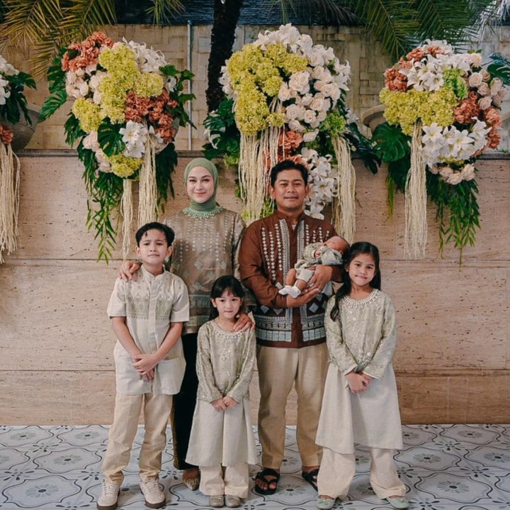 <p>Salah satu artis yang telah dikaruniai empat anak adalah Nina Zatulini. Nina menikah dengan Chandra Tauphan Ansar pada 2016 dan kini telah memiliki empat anak. Ketiga anak mereka, Kenzie, Khanza, dan Kaluna, sudah memasuki usia sekolah, Bunda. Sementara itu, si bungsu yang lahir pada 5 Februari 2026 kini baru berusia sekitar 4 bulan. (Foto: Instagram @ninazatulini22)</p>