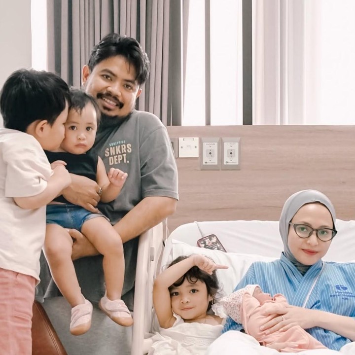 <p>Komedian Rigen Rakelna kini telah memiliki empat anak dari pernikahannya dengan Indah Ningtyas. Anak pertama mereka, Muhammad Gharvi Aldevaro Rakelna, kini berusia lima tahun, disusul Essilie Nimpuna Rakelna yang berusia tiga tahun, serta Navarin Thufaila Rakelna yang baru menginjak usia satu tahun. Sementara itu, anak bungsu mereka, Sidrahanin Aoraki Rakelna, saat ini baru berusia tiga minggu. (Foto: @nafaspertama via Instagram @rigensih)</p>