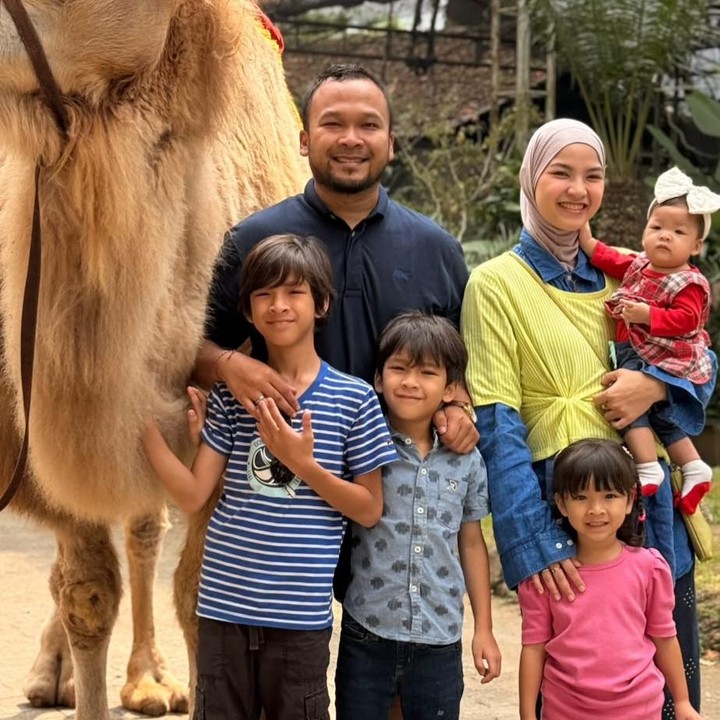 <p>Adik artis cantik Zaskia Adya Mecca, Marsha Natika, juga telah dikaruniai empat anak. Anak pertamanya, Kato Yarsha Fajrin, lahir pada 9 Juli 2016 dan kini berusia 9 tahun. Anak keduanya, Kyoda Mahada Fajrin, lahir pada 23 Februari 2019 dan telah berusia 7 tahun. Sementara itu, anak ketiganya, Kaiya Katsuya Fajrin, yang lahir pada 2 Februari 2022 kini menginjak usia 4 tahun. Adapun putri bungsunya, Kagiya, lahir pada 7 November 2025 dan saat ini baru berusia 7 bulan. (Foto: Instagram @marshanatika)</p>