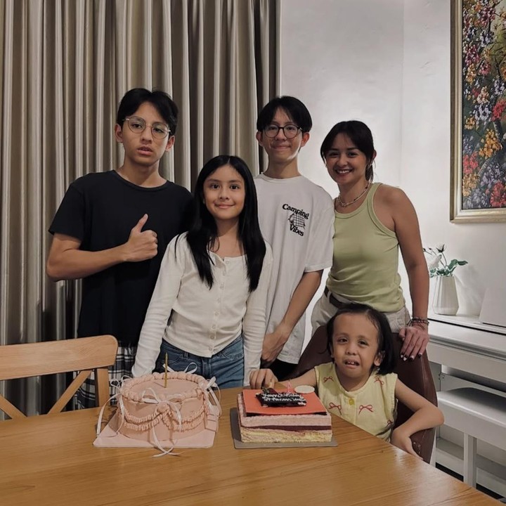 <p>Artis Joanna Alexandra kini telah memiliki empat anak yang kini sudah memasuki usia sekolah, Bunda. Anak sulungnya, Zuriele Paris Jedidiah, kini berusia 18 tahun, lalu disusul Zeraiah Moria Phinehas yang berusia 15 tahun, dan Zoey Havilah Salajena yang berusia 10 tahun. Sementara itu, si bungsu Ziona Eden Alexandra Panggabean, kini telah menginjak usia 9 tahun. (Foto: Instagram @joannaalexandra)</p>