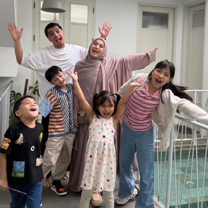 <p>Pasangan Ricky Harun dan Herfiza telah menjalani pernikahan selama 13 tahun. Dari pernikahan tersebut, keduanya dikaruniai empat anak yang sudah memasuki usia sekolah. Anak sulung mereka, Mikaila, saat ini sudah berusia 11 tahun. Adiknya, Athaya, telah menginjak usia 10 tahun, sedangkan Malika, berusia 7 tahun. Sementara itu, si bungsu Aisyah kini berusia usia 6 tahun. Belum lama ini, Aisyah baru saja merayakan kelulusannya dari jenjang TK. (Foto: Instagram @rickyharun)</p>