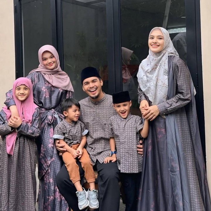 <p>Aktor Mario Irwinsyah dan sang istri, Ratu Anandita, telah memiliki empat anak. Putri sulung mereka, Jada Shafiqa Witoelar, merupakan anak Ratu Anandita dari pernikahan sebelumnya dengan Wirya Takwa Witoelar. Setelah menikah, Mario dan Ratu kemudian dikaruniai tiga anak, yaitu Hawra, Rashid, dan si bungsu Tan Omar Rawhilah yang melengkapi kebahagiaan keluarga mereka.&nbsp;(Foto: Instagram @marioirwinsyah)</p>