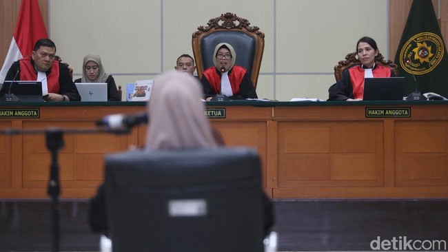 Terdakwa kasus dugaan pencemaran nama baik, Tifauzia Tyassuma atau Dokter Tifa, menjalani sidang perdana di Pengadilan Negeri Jakarta Timur, Kamis (2/7/2026).
