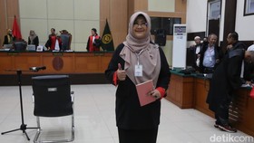 Terdakwa kasus dugaan pencemaran nama baik, Tifauzia Tyassuma atau Dokter Tifa, menjalani sidang perdana di Pengadilan Negeri Jakarta Timur, Kamis (2/7/2026).