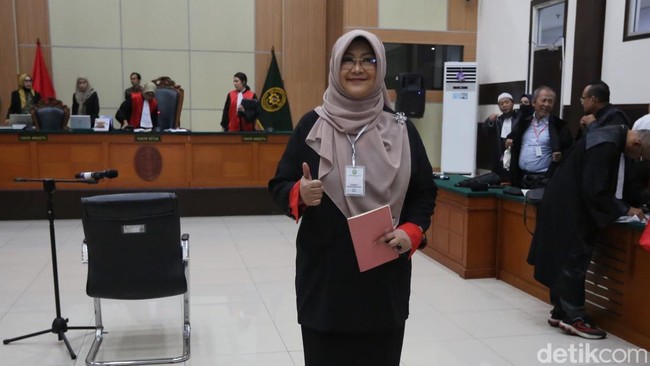 Terdakwa kasus dugaan pencemaran nama baik, Tifauzia Tyassuma atau Dokter Tifa, menjalani sidang perdana di Pengadilan Negeri Jakarta Timur, Kamis (2/7/2026).