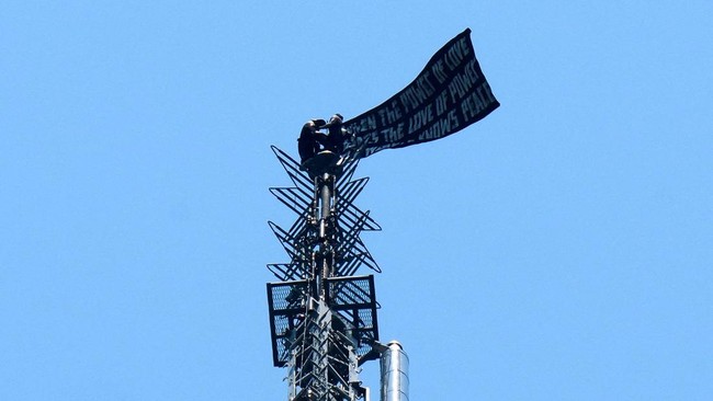 Pasangan Panjat Gedung 443 M, Lamaran di Ketinggian-Lalu Ditangkap