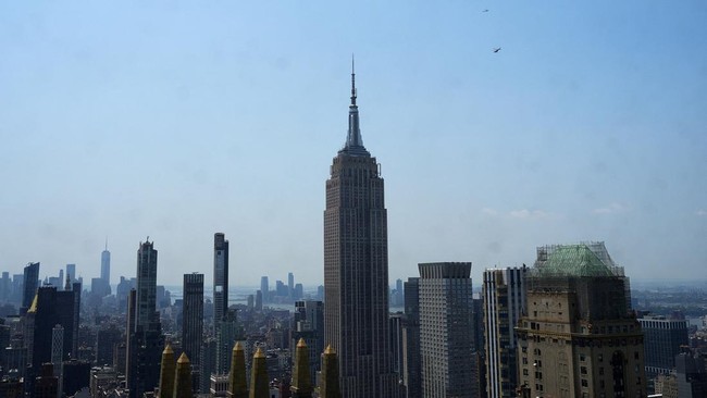 Dua Sejoli Nekat Lamaran di Puncak Empire State New York