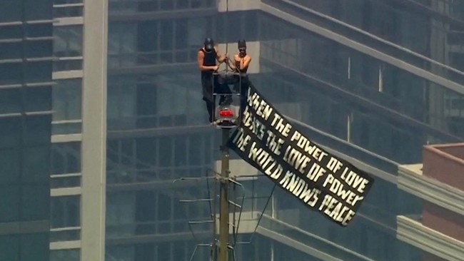 Dua Sejoli Nekat Lamaran di Puncak Empire State New York