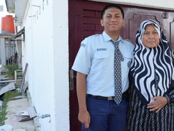 Temani Ibu Jualan di Kantin Saat Sekolah, Kini Fathan Lolos Kuliah Gratis di UGM